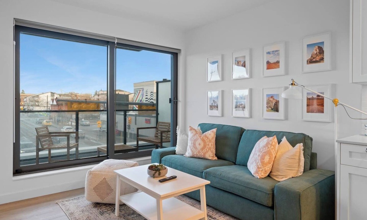 Crescent Heights Apartment | "Baja Blast" 2BR |Mins to Stampede | Rooftop Patio