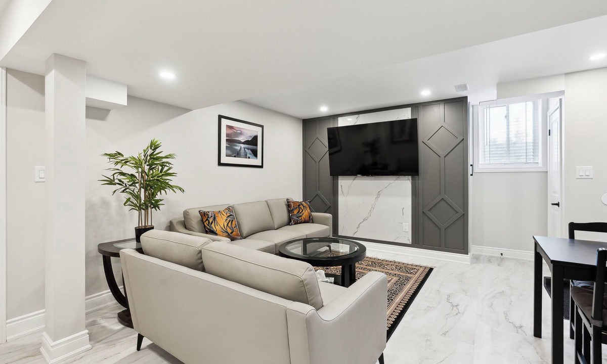 Whitchurch-Stouffville Hotel | Baker Hill Executive Suite - 2 Bedroom Basement Apartment w/Full Kitchen & Bath
