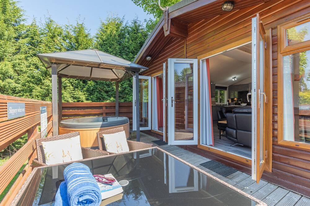 Longnor Ski Chalet | Bakewell Deluxe Lodge