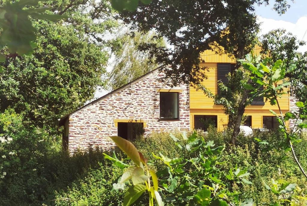Saint-Gonlay Bed & Breakfast | Balades entre bois et rivières, Chambre à Brocéliande