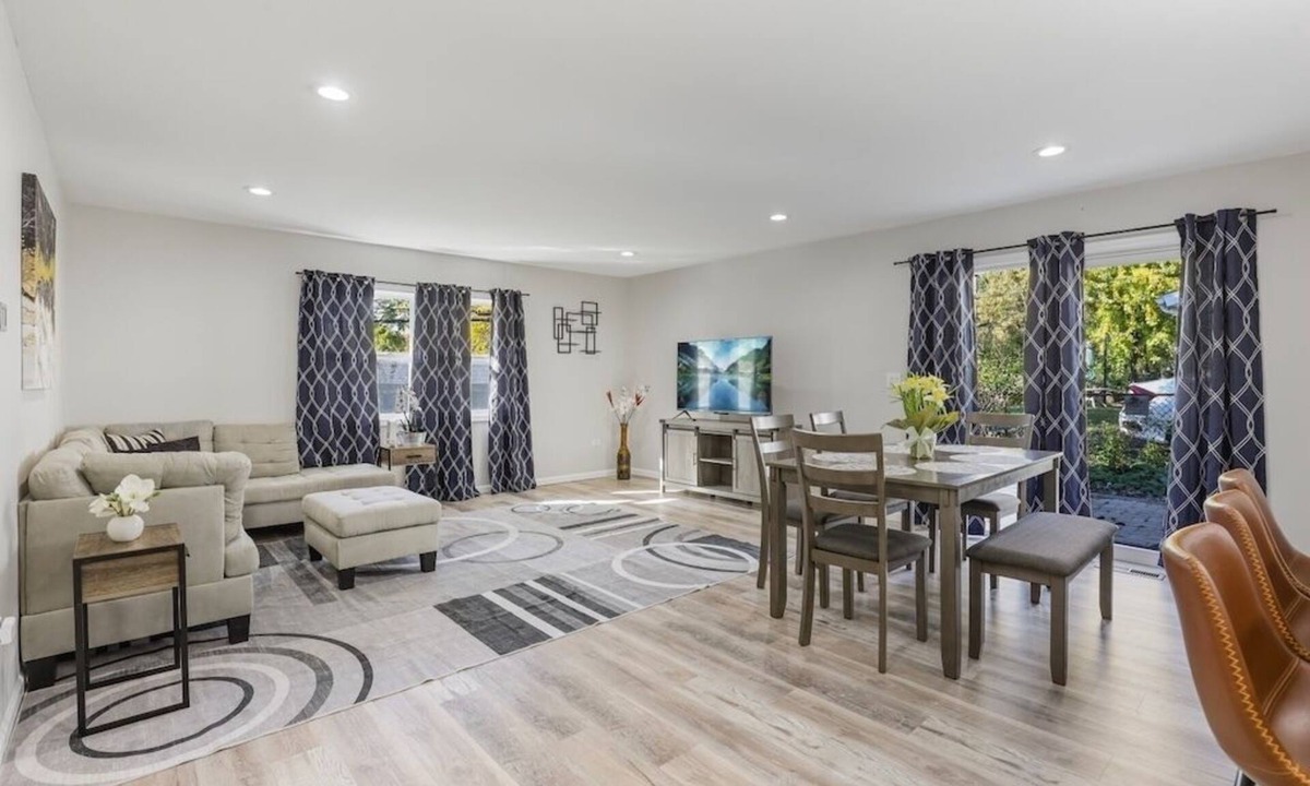 Bolingbrook House | Balanced: 4BR-2BT Fully Updated