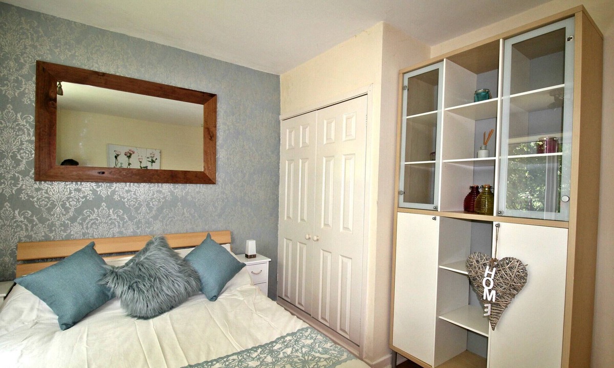 Doncaster Apartment | Balcony Apartment - Spacious 2 Large Beds