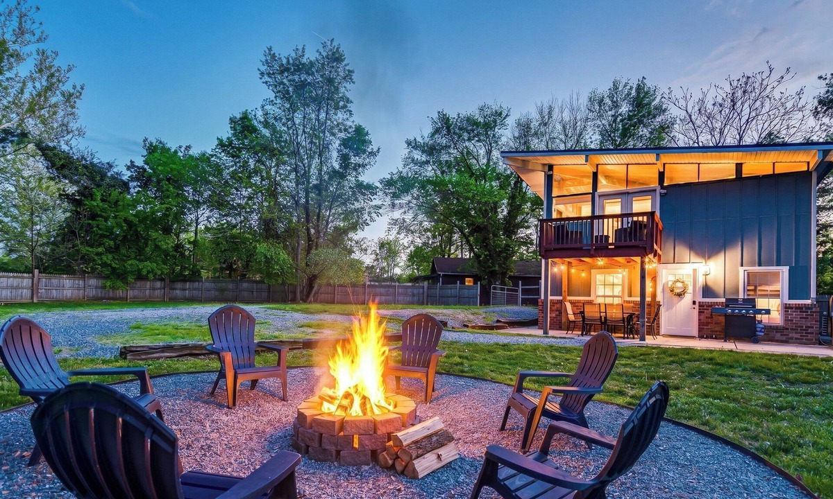 Millville House | Balcony-BBQ-Firepit-Hot tub-King-Full kitchen-TV