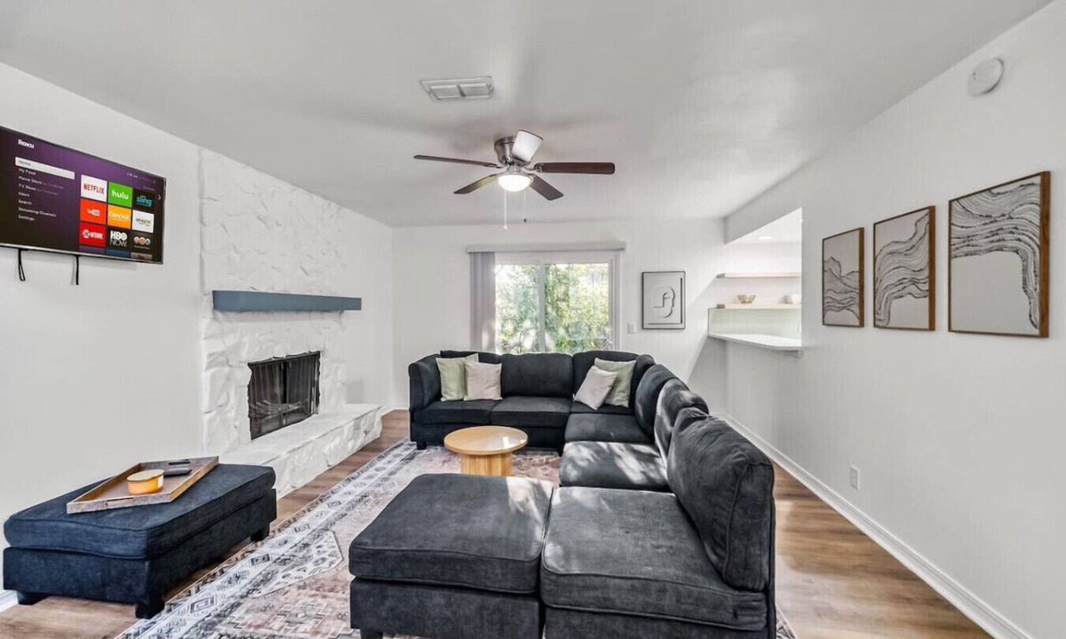 Jacksonville House | Balcony Dreams, Prime Locale Near Must-Sees