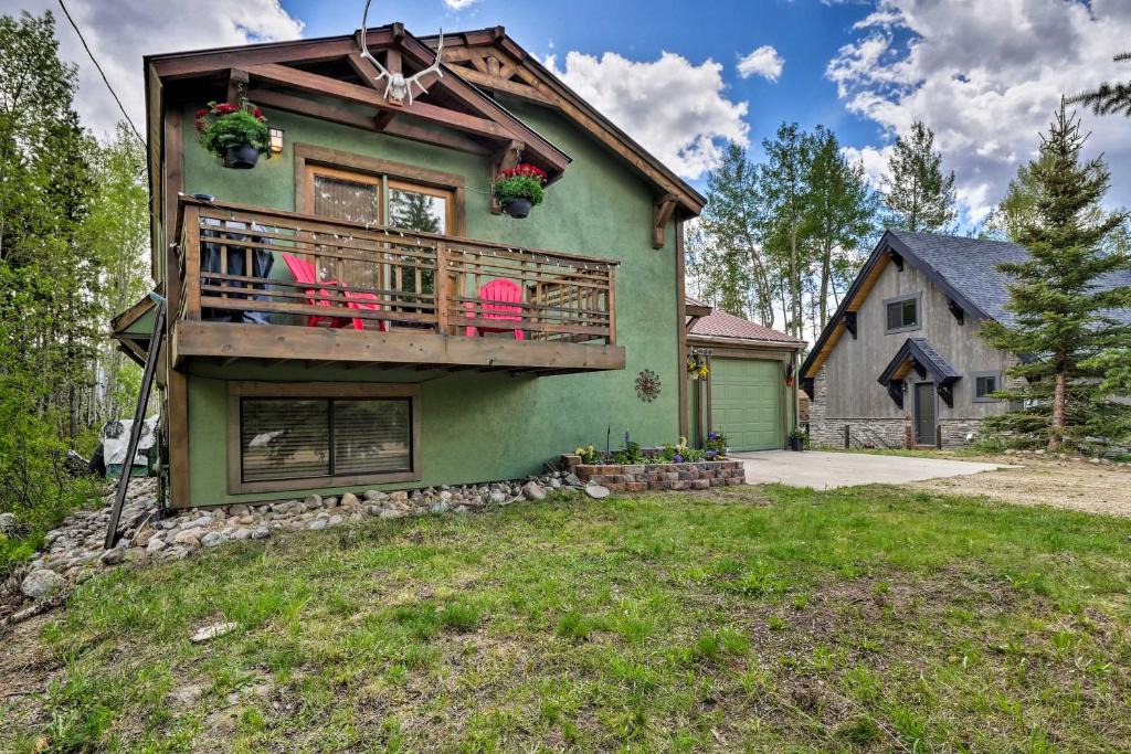Grand Lake House | Balcony, Fire Pit & Grill: Grand Lake Retreat!