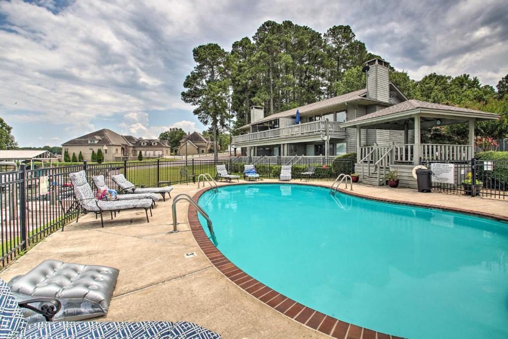 Hot Springs House | Balcony & Lake Access: Hot Springs Getaway!