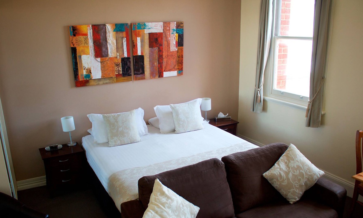 Murray Bridge Hotel | Balcony On Sixth Lodge