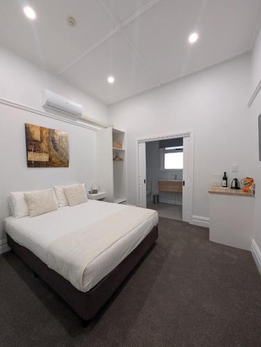 Murray Bridge Hotel | Balcony On Sixth Lodge