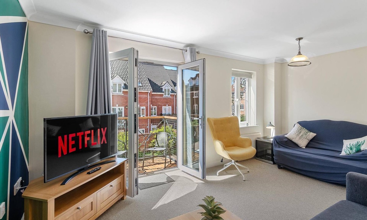 Norwich House | Balcony Parking 50Mbps Full Kitchen Washer