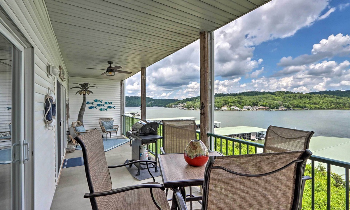 Camdenton Condo | Balcony & Seasonal Pool: Lakefront Ozark Condo