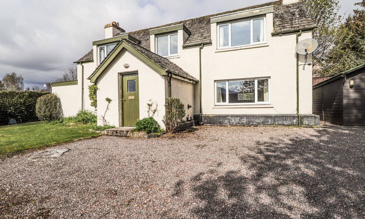 Kincraig Cottage | BALDOW COTTAGE, pet friendly, with open fire in Kincraig