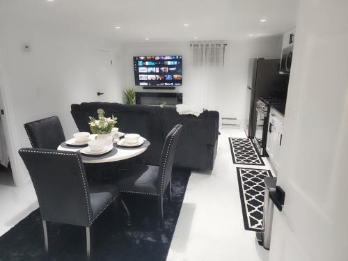 Baldwin Harbor Apartment | Baldwin, NY 1 Bedroom Apartment Queen Size Bed