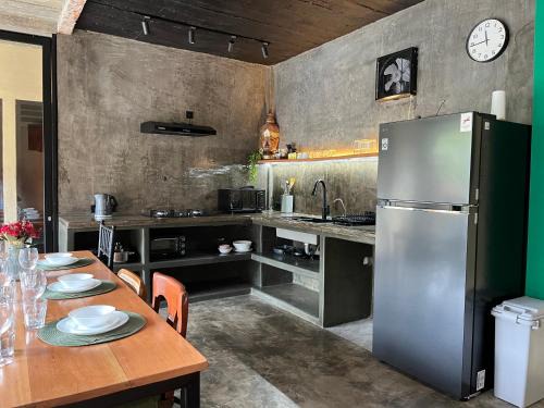 Pratama House | Balinese 4BR Home -Scenic Stroll to Nusa Dua Beach