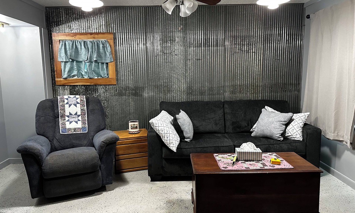 Cawker City House | Ball Of Twine Inn Cozy 1 bedroom stay in Cawker City, Ks. 1 mi. to Waconda Lake