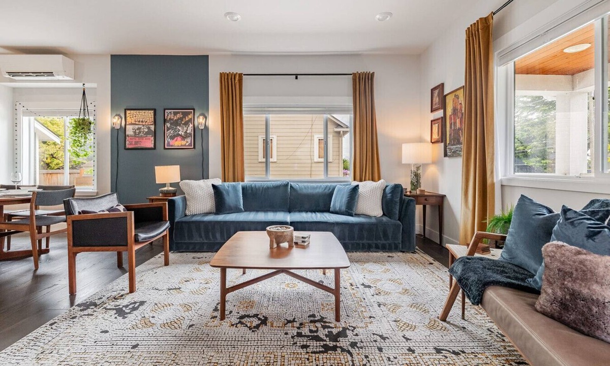 Ballard Apartment | Ballard Craftsman | Sleeps 10 | A/C, BBQ & Firepit