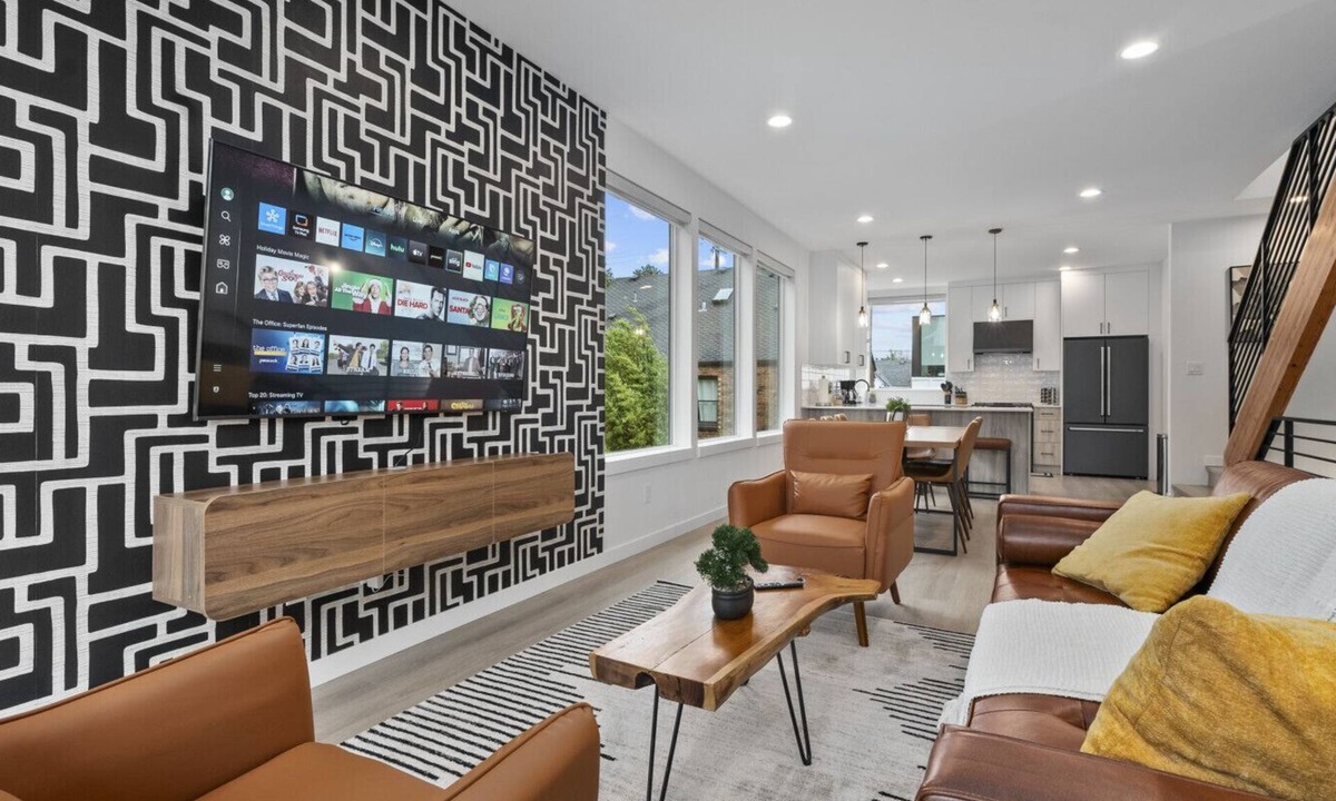 Loyal Heights Villa | Ballard Hangout - Arcade, Covered deck, Sleeps 10!