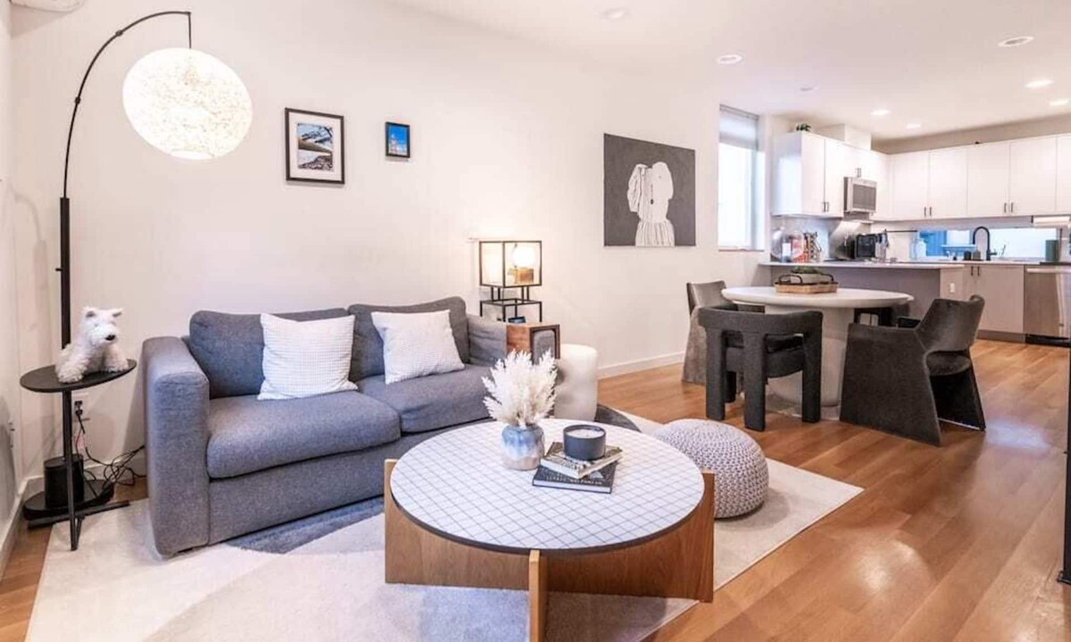 West Woodland Condo | Ballard's Pet-Friendly Mid Century Home + Rooftop Deck