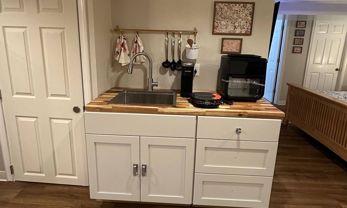 Ballston Apartment | Ballston Studio: 4 block metro walk - free parking