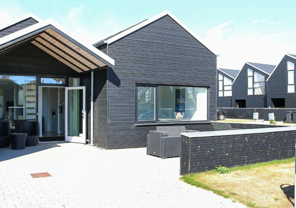 Oster Hurup House | Balmy Holiday Home in Hadsund with Whirlpool