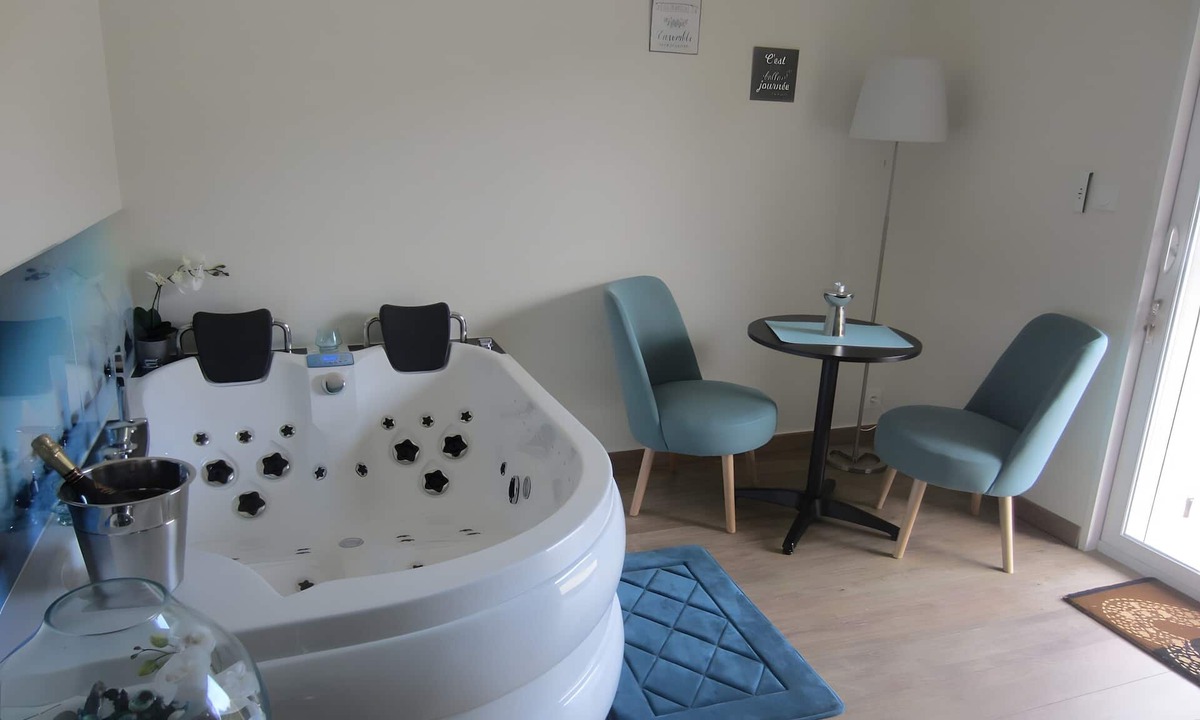 Carsan Bed & Breakfast | “Balnéo Spa Cœur À Cœur” Guest Room with Private Pool, Wi-Fi, and Air Conditioning