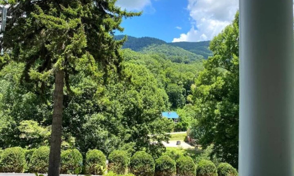 Sylva Hotel | Balsam Mountain Inn