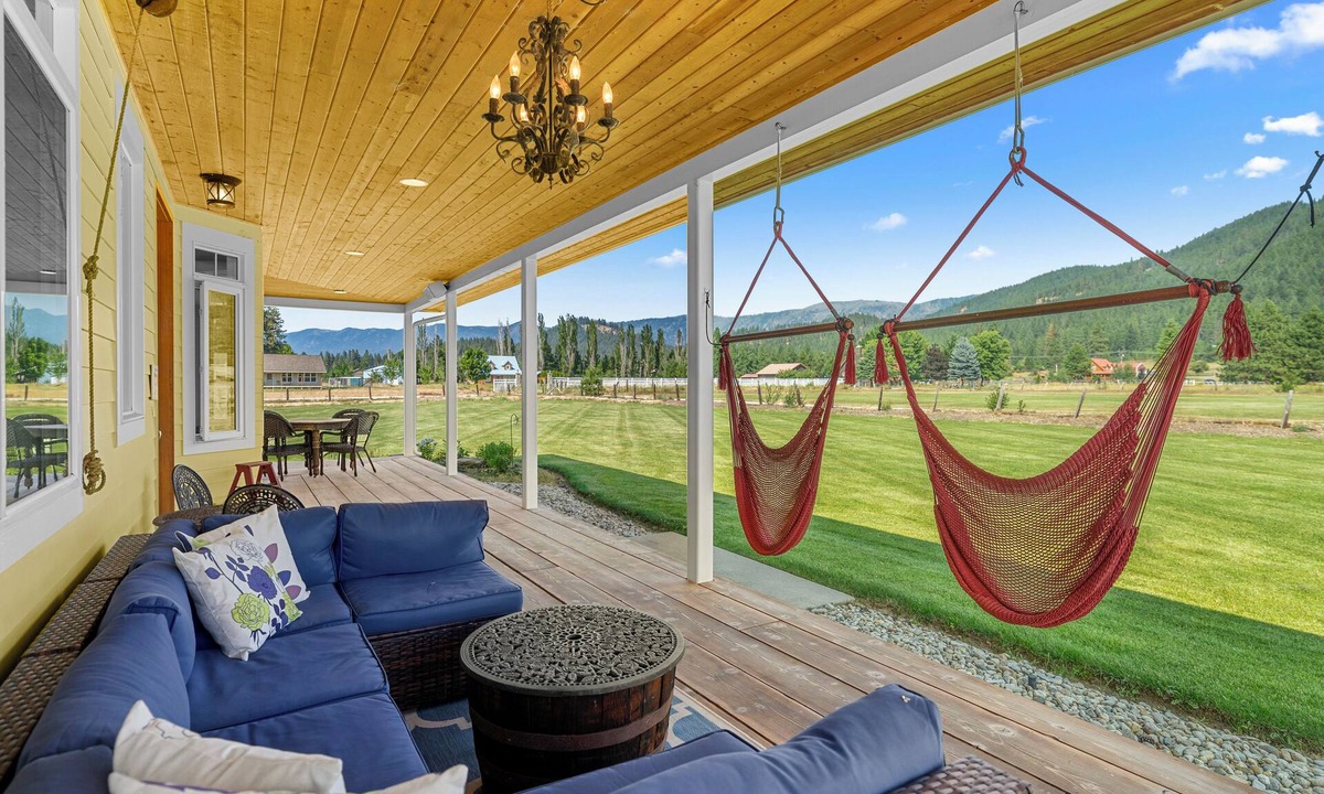 Plain House | Balsamroot - Elegant and Expansive Escape