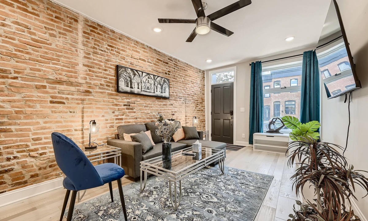 Canton House | BALTIMORE ROWHOUSE CLOSE TO WATER KING BED PARKING