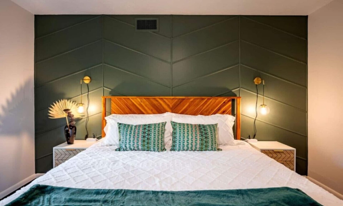 Westbury House | Bamboo Lagoon + Poolside Firelight + Jacuzzi & BBQ