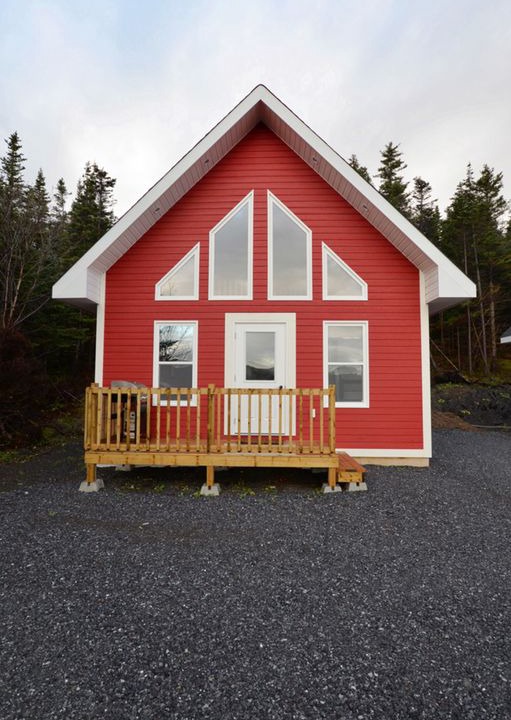 Rocky Harbour House | Bambury's Hillside Chalets - Red Chalet