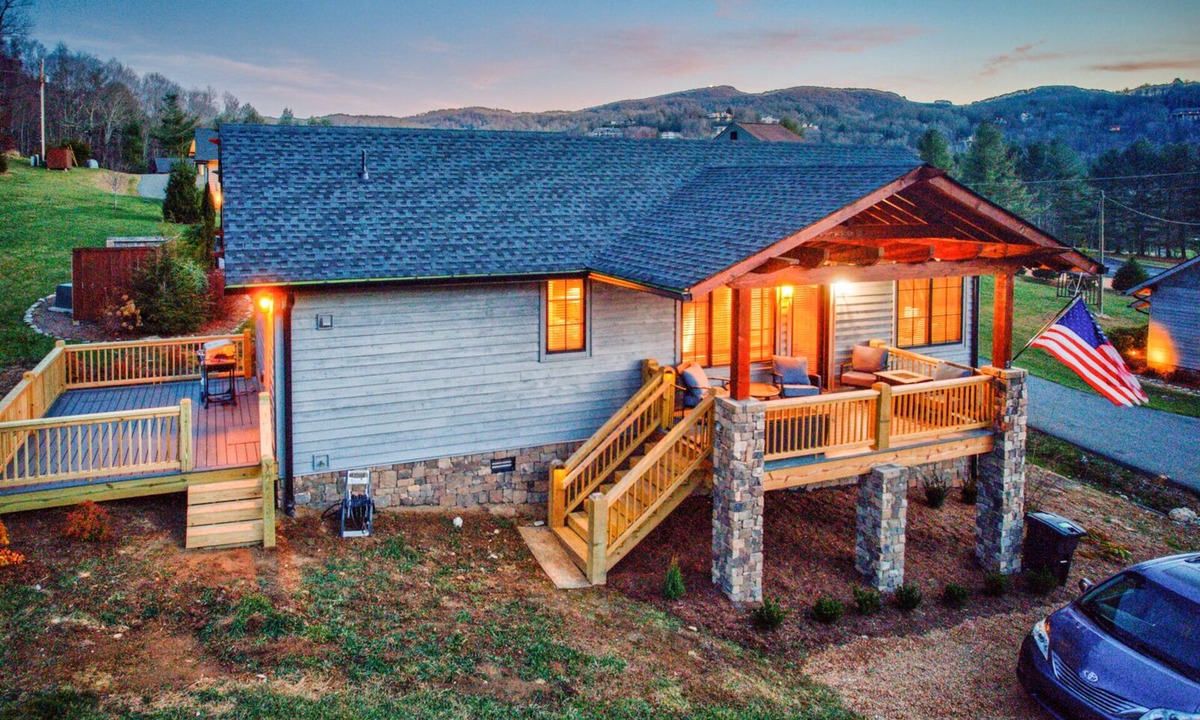 Banner Elk House | Banner Bear - 1 mile from downtown Banner Elk, Skiing, restaurants