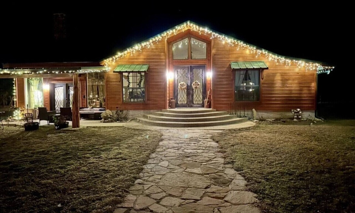 Forestburg House | Banquet Hall & Pool: Expansive Forestburg Ranch!