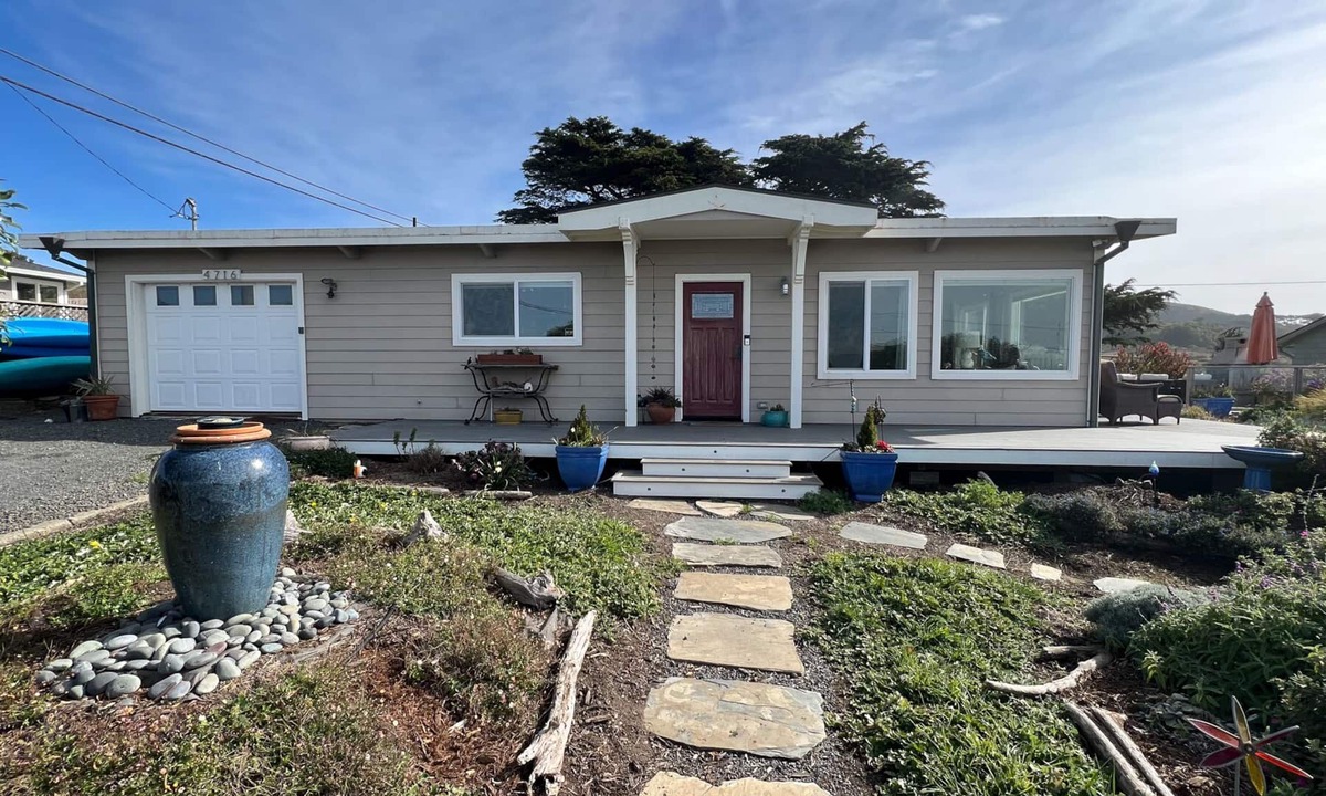Bodega Bay House | Banyan House - Quaint Beach Cottage.