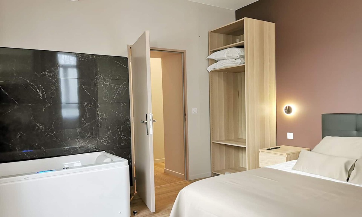 Moyen-Vernet Apartment | Banyuls-Suite-Suite-Whirlpool bath-Canal view