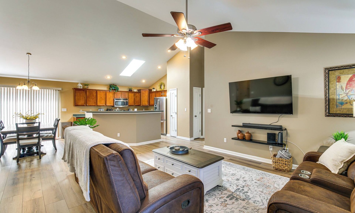 Union House | Bar, Pool Table & Yard! Spacious Union Home