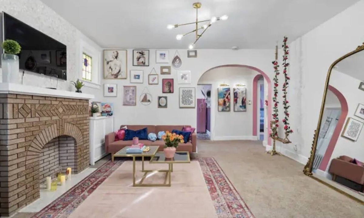 Westfield Apartment | Barbie Dream Loft! Wine/Yard/King Bed/Parking!
