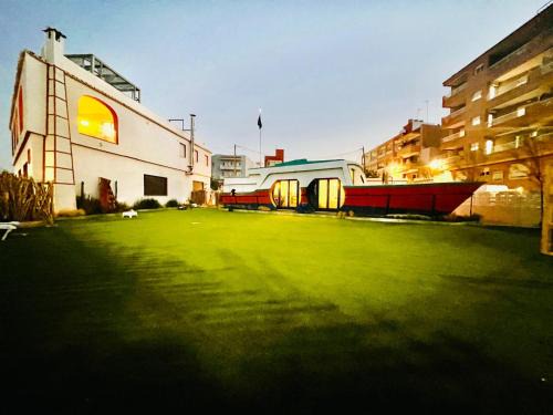 Mareny Barraquetes Boat Rental | Barco - casa con jardín privado frente al mar