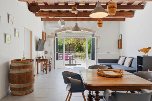 Saint-Bauzille-de-Montmel Apartment | Bardelours 2 Pic Saint-Loup Bike Base Terrace