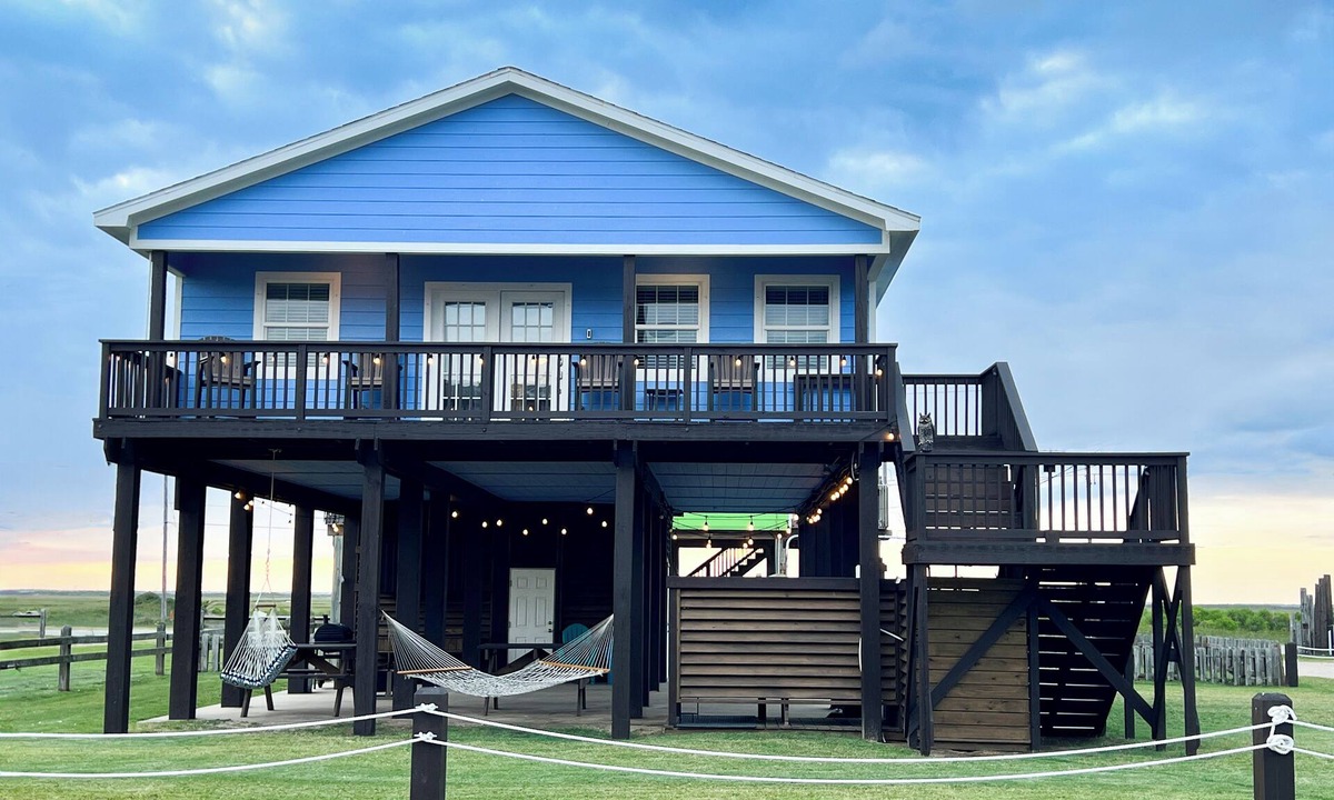 Freeport House | Barefoot Days - Second Row, Steps from the beach!