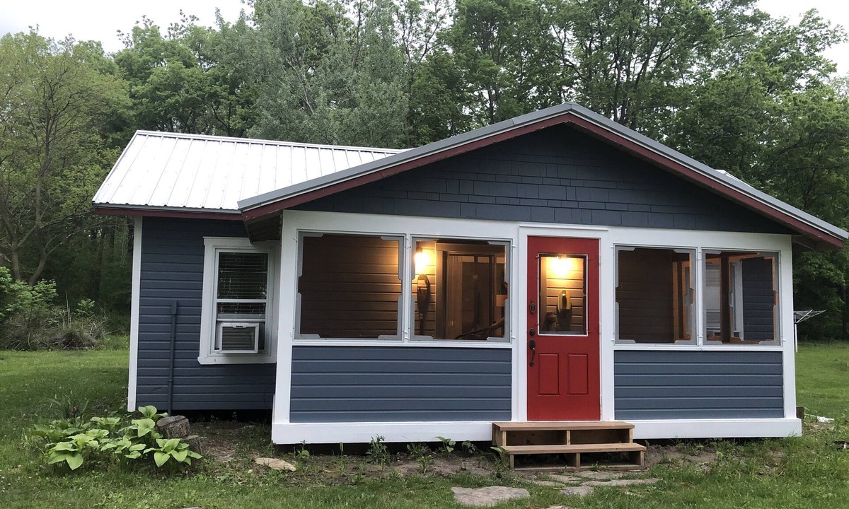 Kingsville Cottage | BarefootonPelee: Bungalown[No Cleaning Fee! Fibre Internet!]