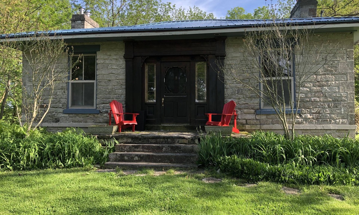 Kingsville Cottage | BarefootonPelee: Stonehousen[No Cleaning Fee! Fibre Internet!]