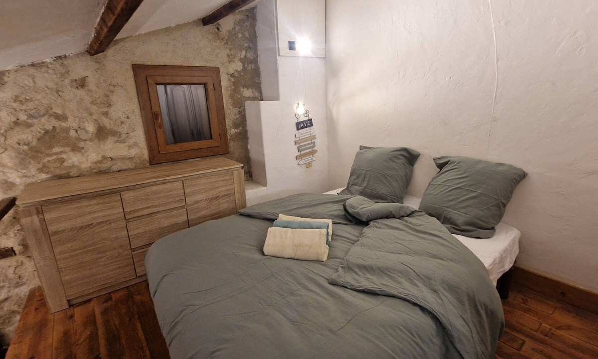 Le Bar-sur-Loup House | Barelle stone house
