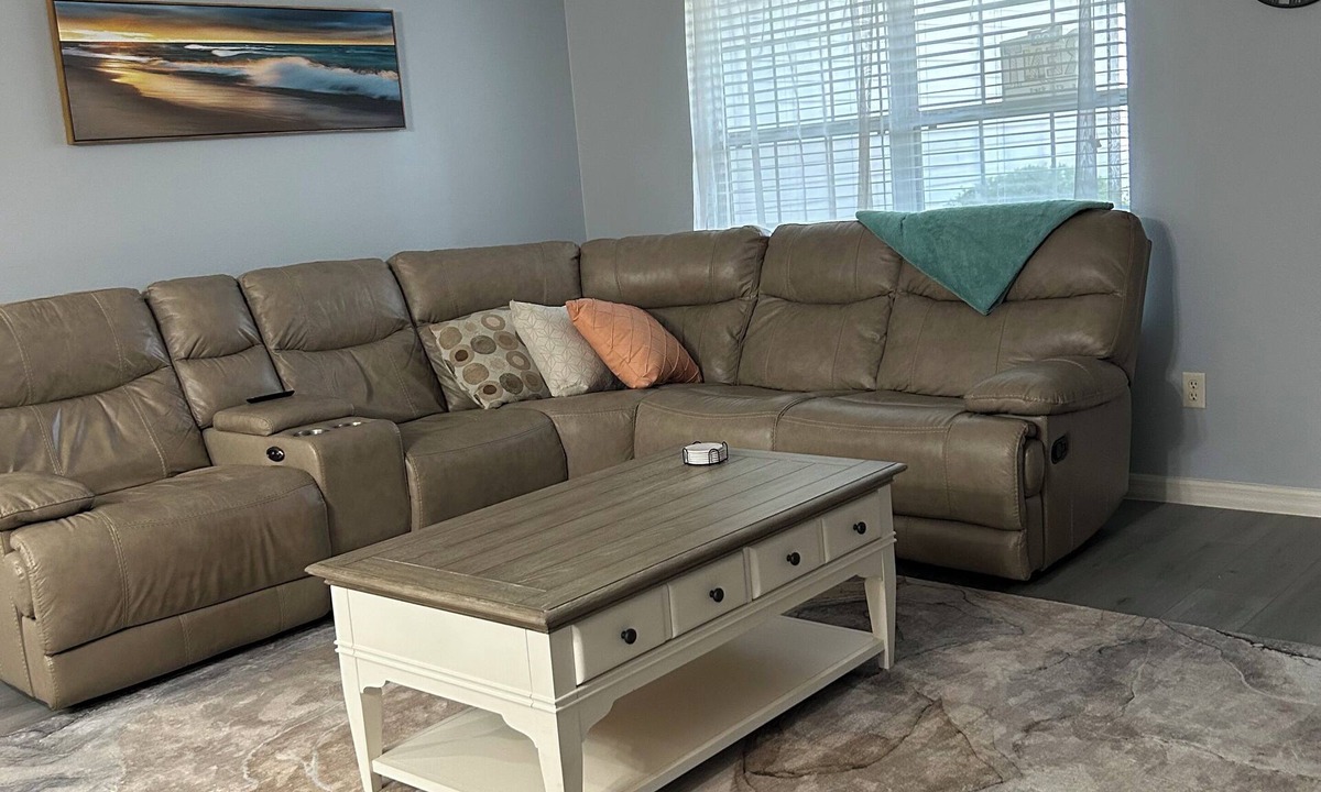 Chatham House | Bargain prices. Two king and one queen bed. Close to pool/golfing, Pet friendly