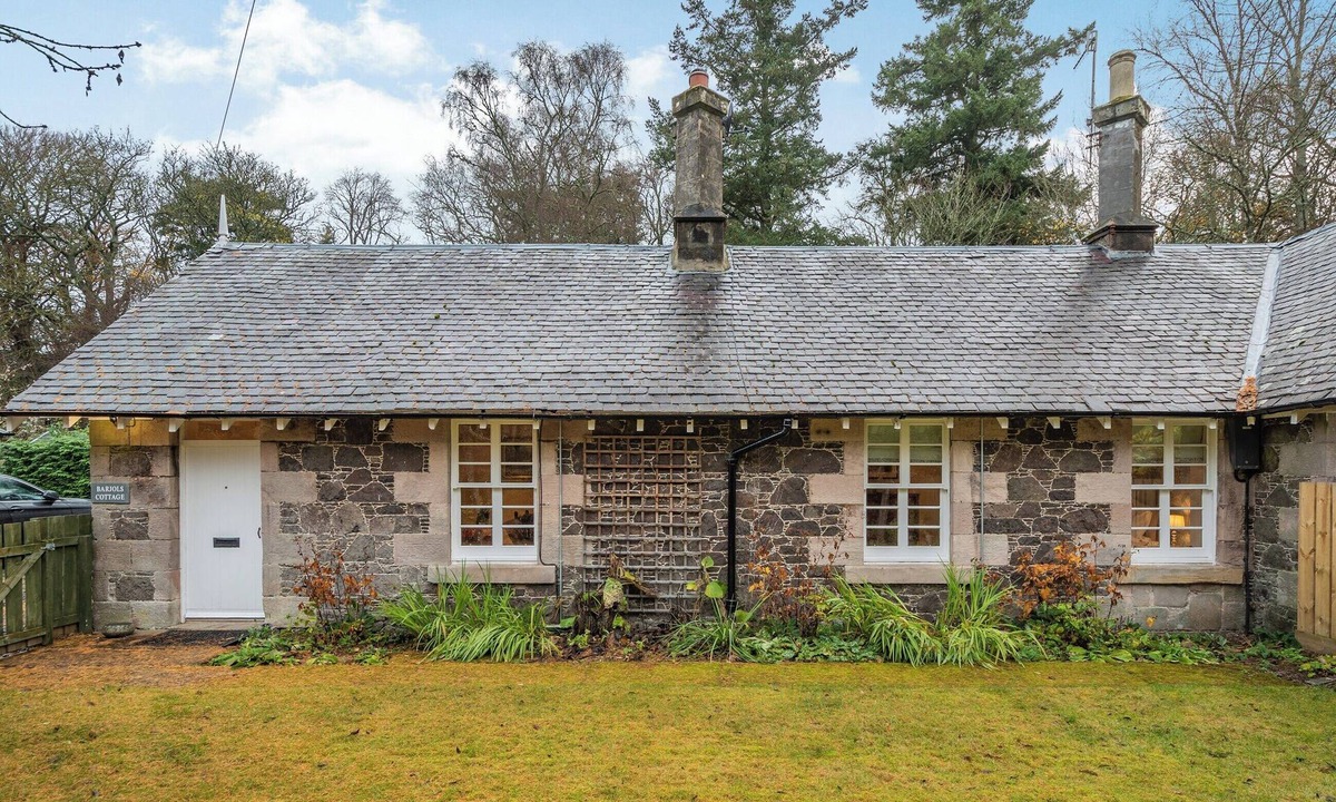 Biggar Cottage | Barjols Cottage - UK30096