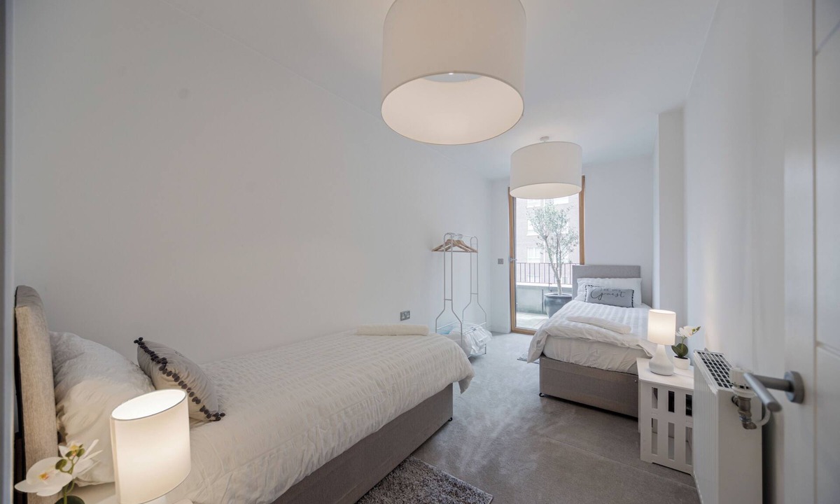 Thames Apartment | Barking Bright Apartment with 2 Bedrooms