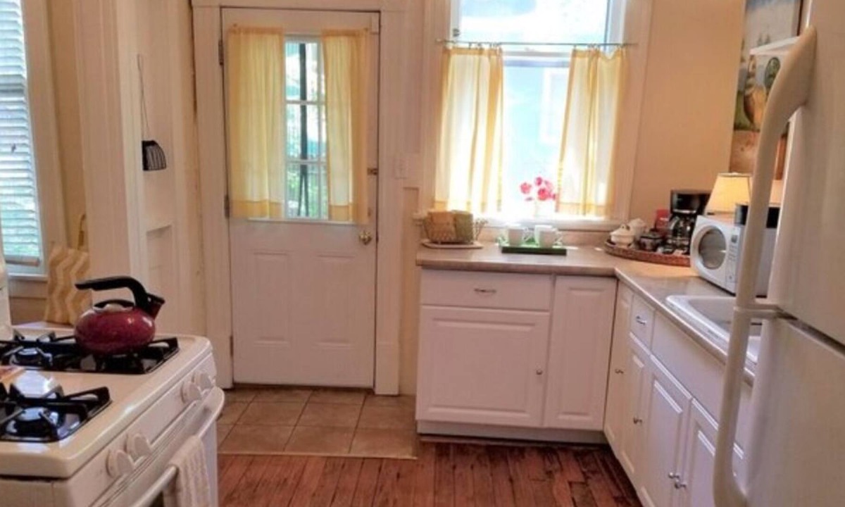 East of Broadway Cottage | Barkley Cottage - 2 Bedroom