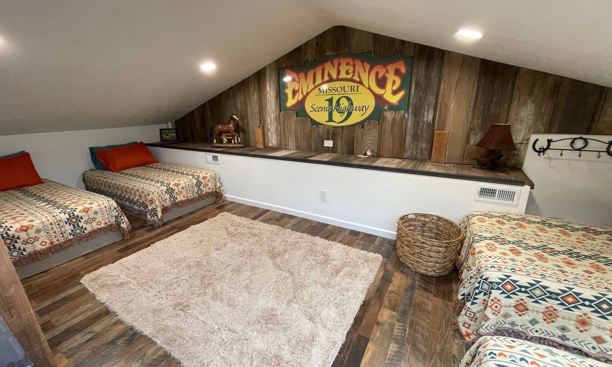 Eminence House | Barn by The Creek- Barn turned bnb in Eminence; sleeps 10