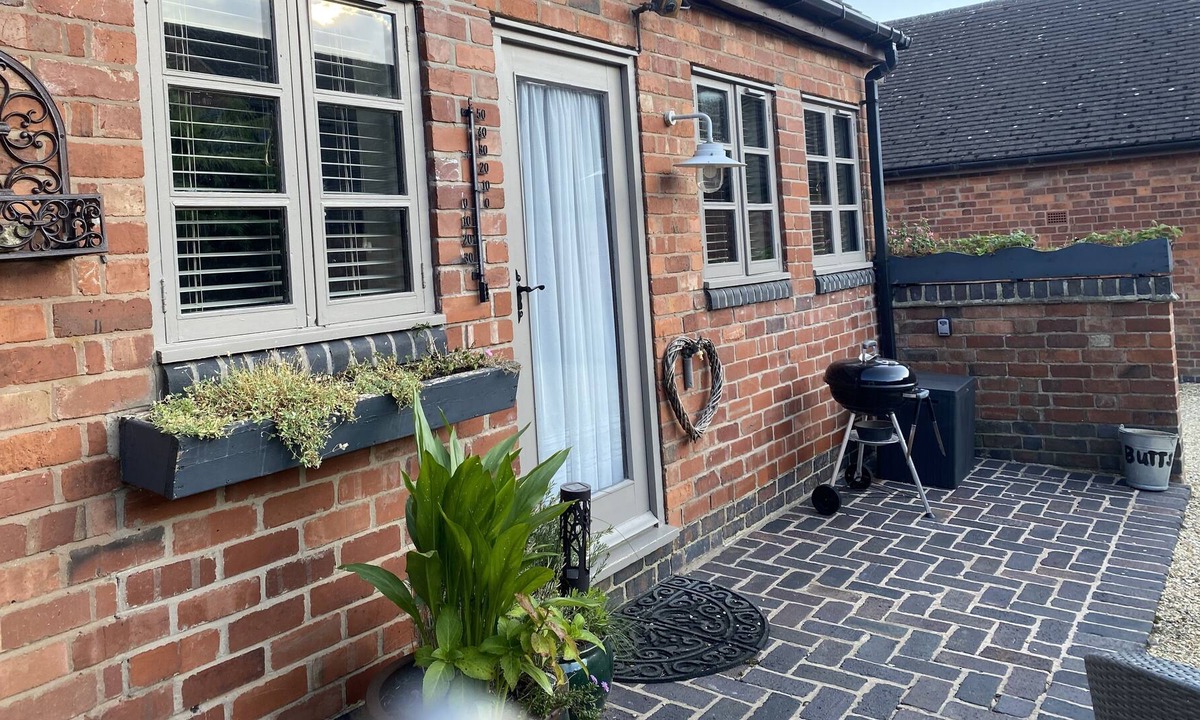 Isley Walton House | Barn conversion with jacuzzi