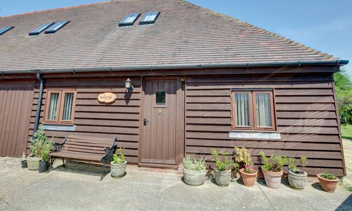St Mary's Bay Ski Chalet | Barn End in Romney Marsh