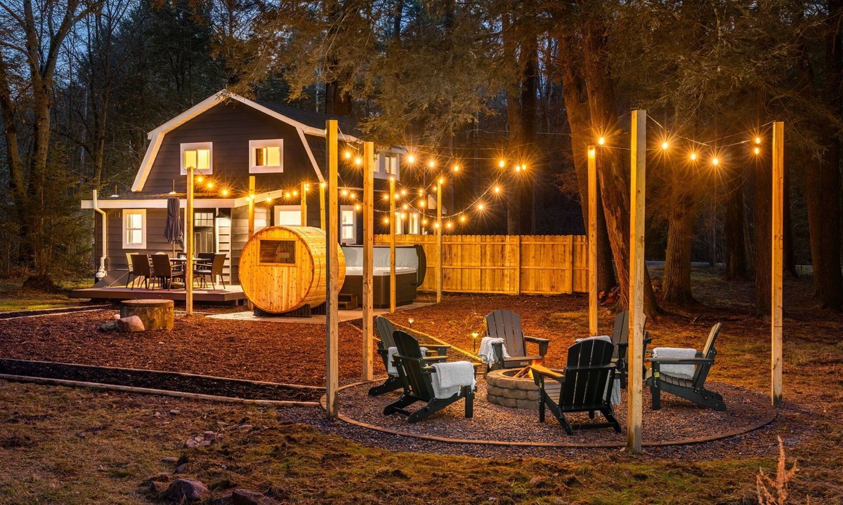 Pocono Pines Cabin | Barn House - Hot tub, Sauna, Fire Pit, Lake