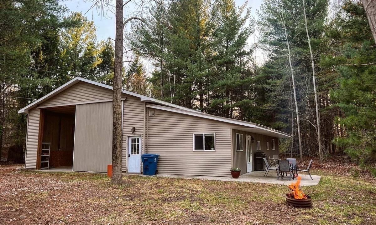 Linwood House | Barn House with Inside Boat Parking